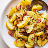 Würzig, geräuchert, köstlich! Bild von hausgemachtem deutschem Kartoffelsalat, ideal als Beilage.