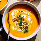 Delikate, geröstete Kürbissuppe mit frischer Petersilie und Kürbiskernen garniert.  